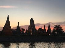 Wat Chaiwatthanaram Chao Phraya-Flussseite in Ayutthaya nachts stockfotos Wat Chaiwatthanaram Chao Phraya-Flussseite in Ayutthaya nachts stockfotos
