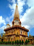 Wat Chalong - самое историческое и самое религиозное место в Пхукете, Таиланде Красивый золотой буддийский висок стоковая фотография Wat Chalong - самое историческое и самое религиозное место в Пхукете, Таиланде Красивый золотой буддийский висок стоковая фотография
