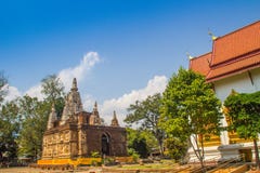 Wat Chet Yot (Wat Jed Yod) ou Wat Photharam Maha Vihara, o templo budista público com coroação do telhado liso do retangular imagem de stock royalty free Wat Chet Yot (Wat Jed Yod) ou Wat Photharam Maha Vihara, o templo budista público com coroação do telhado liso do retangular imagem de stock royalty free