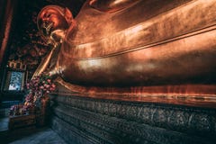 Wat Pho Buddha nel grande palazzo Buddha di menzogne a Bangkok Scultura gigante nel palazzo immagine stock libera da diritti Wat Pho Buddha nel grande palazzo Buddha di menzogne a Bangkok Scultura gigante nel palazzo immagine stock libera da diritti
