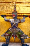 Wat Phra Kaew или висок изумрудного Будды, статуи попечителя и большой дворец расположенные внутри земли большого дворца в запрет стоковые изображения rf Wat Phra Kaew или висок изумрудного Будды, статуи попечителя и большой дворец расположенные внутри земли большого дворца в запрет стоковые изображения rf