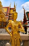 Wat Phra Kaew или висок изумрудного Будды, статуи попечителя и большой дворец расположенные внутри земли большого дворца в запрет стоковое фото rf Wat Phra Kaew или висок изумрудного Будды, статуи попечителя и большой дворец расположенные внутри земли большого дворца в запрет стоковое фото rf