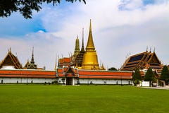 Wat Phra Kaew или висок изумрудного Будды, статуи попечителя и большой дворец расположенные внутри земли большого дворца в запрет стоковые изображения Wat Phra Kaew или висок изумрудного Будды, статуи попечителя и большой дворец расположенные внутри земли большого дворца в запрет стоковые изображения