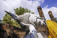 Wat Yai Chai Mongkhon Temple no parque hist?rico de Ayutthaya do si de Phra Nakhon com uma est?tua branca da Buda coberta com uma imagens de stock Wat Yai Chai Mongkhon Temple no parque hist?rico de Ayutthaya do si de Phra Nakhon com uma est?tua branca da Buda coberta com uma imagens de stock