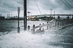 Water die over de weg komen stock afbeelding Water die over de weg komen stock afbeelding