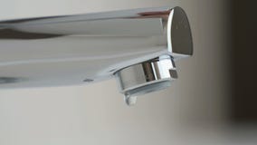 Water die van chroom geplateerde tapkraan druipen Water die van chroom geplateerde tapkraan druipen