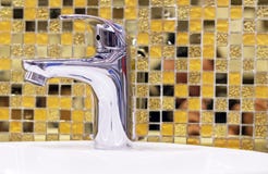 Water-supply αναμίκτης στροφίγγων στο υπόβαθρο των κίτρινων κεραμικών κεραμιδιών μωσαϊκών στοκ εικόνες Water-supply αναμίκτης στροφίγγων στο υπόβαθρο των κίτρινων κεραμικών κεραμιδιών μωσαϊκών στοκ εικόνες