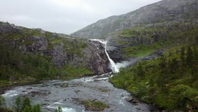 Waterval in bergen van Noorwegen in regenachtig weer van luchtmening van hommel stock video Waterval in bergen van Noorwegen in regenachtig weer van luchtmening van hommel stock video