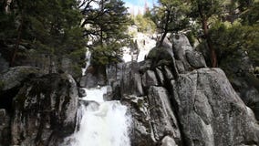 Waterval die over het Park Californië draperen van Yosemite van de Granietrots stock video Waterval die over het Park Californië draperen van Yosemite van de Granietrots stock video