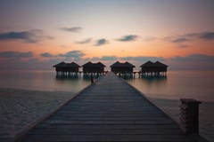 Watervilla no por do sol imagem de stock Watervilla no por do sol imagem de stock