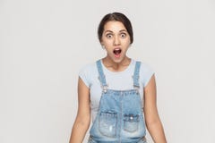 Wauw! Portret van leuke vrouw met geschokte gelaatsuitdrukking royalty-vrije stock foto's Wauw! Portret van leuke vrouw met geschokte gelaatsuitdrukking royalty-vrije stock foto's