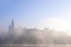 Wawel Castle στην Κρακοβία στην ομίχλη πρωινού Στοκ Εικόνα Wawel Castle στην Κρακοβία στην ομίχλη πρωινού Στοκ Εικόνα