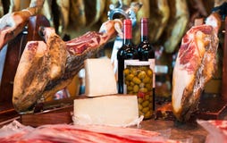 Wciąż życie hiszpański wieprzowiny jammon na właścicielu, butelkach wino ser i oliwkach, zdjęcia royalty free Wciąż życie hiszpański wieprzowiny jammon na właścicielu, butelkach wino ser i oliwkach, zdjęcia royalty free