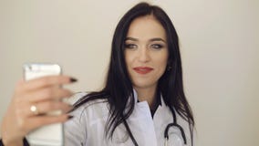Web consideravelmente fêmea do doutor que consulta com o paciente 4K vídeos de arquivo Web consideravelmente fêmea do doutor que consulta com o paciente 4K vídeos de arquivo