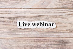 Webinar in tensione della parola su carta Concetto Parole di webinar in tensione su un fondo di legno fotografia stock Webinar in tensione della parola su carta Concetto Parole di webinar in tensione su un fondo di legno fotografia stock