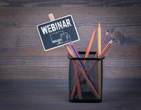 Webinar Малый мел классн классного и покрашенный карандаш на деревянной предпосылке стоковые фотографии rf Webinar Малый мел классн классного и покрашенный карандаш на деревянной предпосылке стоковые фотографии rf