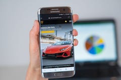 Website van Lamborghini-bedrijf op het telefoonscherm stock afbeeldingen Website van Lamborghini-bedrijf op het telefoonscherm stock afbeeldingen