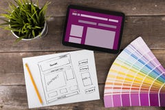 Website wireframe schets en digitale tablet op houten lijst royalty-vrije stock fotografie Website wireframe schets en digitale tablet op houten lijst royalty-vrije stock fotografie