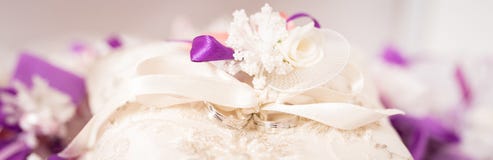 Wedding rings on a decorative cushion royalty free stock images Wedding rings on a decorative cushion royalty free stock images