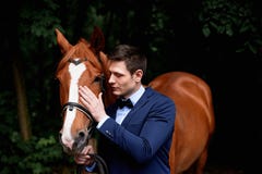Wedding романтичная прогулка жениха и невеста коричневая лошадь Портрет groom стоковая фотография rf Wedding романтичная прогулка жениха и невеста коричневая лошадь Портрет groom стоковая фотография rf