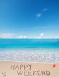 Week-end heureux sur une plage tropicale sous des nuages photographie stock Week-end heureux sur une plage tropicale sous des nuages photographie stock