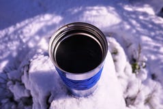 Weergave Thermische mok om de temperatuur warm of koud te houden Voor opslag van hete of koude dranken royalty-vrije stock afbeeldingen Weergave Thermische mok om de temperatuur warm of koud te houden Voor opslag van hete of koude dranken royalty-vrije stock afbeeldingen