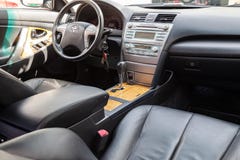 Weergeven aan het binnenland van Toyota Camry 2006 met dashboard, klok, media systeem, voorzetels, grijs leer en shiftgear daarna royalty-vrije stock fotografie Weergeven aan het binnenland van Toyota Camry 2006 met dashboard, klok, media systeem, voorzetels, grijs leer en shiftgear daarna royalty-vrije stock fotografie