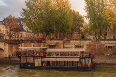 Weergeven op de Zegen en de drijvende Zegen van La Nouvelle van het bootrestaurant dichtbij de kathedraal van Notre Dame de Paris stock afbeelding Weergeven op de Zegen en de drijvende Zegen van La Nouvelle van het bootrestaurant dichtbij de kathedraal van Notre Dame de Paris stock afbeelding