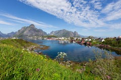 Weergeven van bergen en Reine in Lofoten-eilanden, Noorwegen Mooie de zomerdag en blauwe hemel royalty-vrije stock afbeeldingen Weergeven van bergen en Reine in Lofoten-eilanden, Noorwegen Mooie de zomerdag en blauwe hemel royalty-vrije stock afbeeldingen