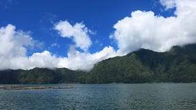 Weergeven van de Batur-Bergen en het meer Bij de plaats van de natuurlijke hete lentes onder de Batur-vulkaan, in de Kintamani-be royalty-vrije stock afbeeldingen Weergeven van de Batur-Bergen en het meer Bij de plaats van de natuurlijke hete lentes onder de Batur-vulkaan, in de Kintamani-be royalty-vrije stock afbeeldingen