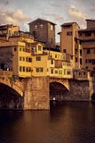 Weergeven van de Gouden Brug van Ponte Vecchio in Florence Arno-rivier stock foto Weergeven van de Gouden Brug van Ponte Vecchio in Florence Arno-rivier stock foto