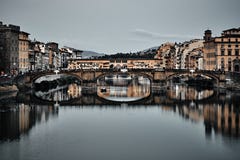 Weergeven van de Gouden Brug van Ponte Vecchio in Florence Arno-rivier stock afbeeldingen Weergeven van de Gouden Brug van Ponte Vecchio in Florence Arno-rivier stock afbeeldingen