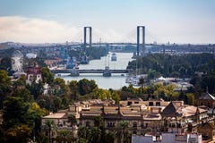 Weergeven van de Honderdjarige Brug over de rivier van Guadalquivir van het Kathedraaldak in Sevilla, Spanje stock foto's Weergeven van de Honderdjarige Brug over de rivier van Guadalquivir van het Kathedraaldak in Sevilla, Spanje stock foto's