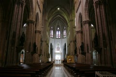 Weergeven van de ingang van het binnenland van een grote neo gotische catolic kerk in Quito Ecuador royalty-vrije stock fotografie Weergeven van de ingang van het binnenland van een grote neo gotische catolic kerk in Quito Ecuador royalty-vrije stock fotografie