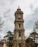 Weergeven van de Klokketoren van Dolmabahce in Istanboel, Turkije royalty-vrije stock afbeeldingen Weergeven van de Klokketoren van Dolmabahce in Istanboel, Turkije royalty-vrije stock afbeeldingen