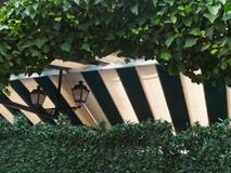 Weergeven van een tuin met een poolmarkttent en zwarte gietijzerlantaarns stock afbeelding Weergeven van een tuin met een poolmarkttent en zwarte gietijzerlantaarns stock afbeelding