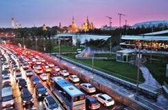 Weergeven van het park en het Kremlin van Zaryadye in Moskou bij zonsondergang stock afbeeldingen Weergeven van het park en het Kremlin van Zaryadye in Moskou bij zonsondergang stock afbeeldingen