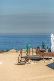 Weergeven van het technologische hogere vrouw nemen sunbath en het gebruiken van haar mobiele telefoon op strandclub, overzees al royalty-vrije stock afbeeldingen Weergeven van het technologische hogere vrouw nemen sunbath en het gebruiken van haar mobiele telefoon op strandclub, overzees al royalty-vrije stock afbeeldingen