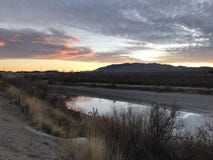 Weerspiegeling van zonsondergang in de rivier langs een het lopen sleep Royalty-vrije Stock Afbeeldingen Weerspiegeling van zonsondergang in de rivier langs een het lopen sleep Royalty-vrije Stock Afbeeldingen