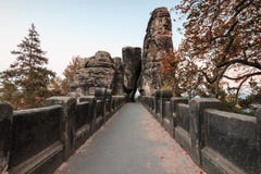 Weg der Bastei-Brücke mit Blick auf das Felsentor am Abend stockbilder Weg der Bastei-Brücke mit Blick auf das Felsentor am Abend stockbilder