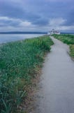 Weg die tot de Victoriaans-Eravuurtoren leiden in Ontdekkingspark, Seattle, de V.S. stock foto Weg die tot de Victoriaans-Eravuurtoren leiden in Ontdekkingspark, Seattle, de V.S. stock foto