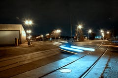 Weg met het bewegen van auto en treinsporen bij nacht stock afbeeldingen Weg met het bewegen van auto en treinsporen bij nacht stock afbeeldingen