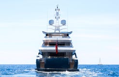 Weg vaart de het jacht achterkant van de luxemotor royalty-vrije stock afbeeldingen Weg vaart de het jacht achterkant van de luxemotor royalty-vrije stock afbeeldingen