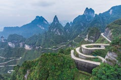 Weg 99 van de hemelaaneenschakeling gevaarlijke krommen die van de Poortzhangjiagie Tianmen van de Weghemel de Berg Nationaal Par royalty-vrije stock foto Weg 99 van de hemelaaneenschakeling gevaarlijke krommen die van de Poortzhangjiagie Tianmen van de Weghemel de Berg Nationaal Par royalty-vrije stock foto