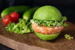 Weganinu avocado hamburger na drewnie obraz royalty free Weganinu avocado hamburger na drewnie obraz royalty free