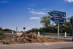 Wegrestauratie op de oprijlaan van een autosnelweg stock afbeeldingen Wegrestauratie op de oprijlaan van een autosnelweg stock afbeeldingen
