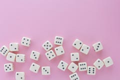 Wei?es Spiel w?rfelt auf violettem Hintergrund E Flache Lageart, Platz f?r Text r lizenzfreie stockfotografie Wei?es Spiel w?rfelt auf violettem Hintergrund E Flache Lageart, Platz f?r Text r lizenzfreie stockfotografie