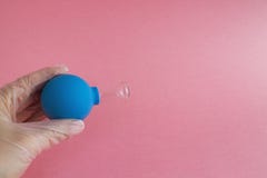 Weibliche Hand mit französischer Maniküre im Medizinhandschuh hält blaues kosmetisches medizinisches Glas für Vakuumgesichtsmassa lizenzfreie stockfotos Weibliche Hand mit französischer Maniküre im Medizinhandschuh hält blaues kosmetisches medizinisches Glas für Vakuumgesichtsmassa lizenzfreie stockfotos