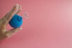 Weibliche Hand mit französischer Maniküre im Medizinhandschuh hält blaues kosmetisches medizinisches Glas für Vakuumgesichtsmassa stockbilder Weibliche Hand mit französischer Maniküre im Medizinhandschuh hält blaues kosmetisches medizinisches Glas für Vakuumgesichtsmassa stockbilder