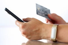 Weibliche Hände, die Kreditkarte halten und on-line-Kauf usin machen stockbild Weibliche Hände, die Kreditkarte halten und on-line-Kauf usin machen stockbild
